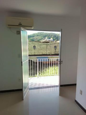 Alugo casa 2 quartos e garagem na Curicica - Foto 9