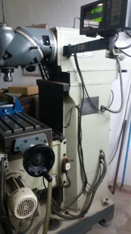 Vende-se uma fresadora universal iso 40