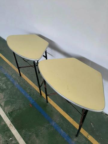Vendo conjunto cadeira e mesa