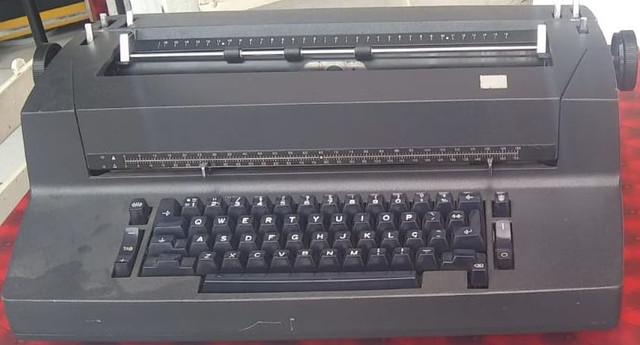 Vendo máquina de escrever elétrica
