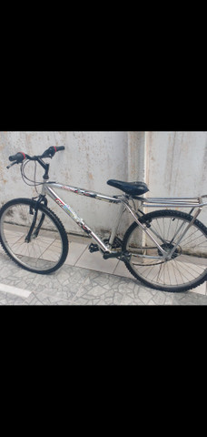 Bicicleta prata aro 26, com marchas e garupa