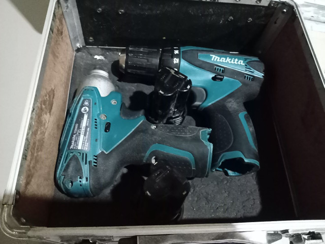 Kit parafusadeira, uma furadeira e uma parafusadeira com duas baterias e um carregador