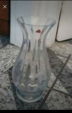 Roupas  feminina e jarro 