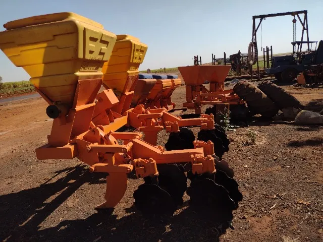 Cultivador quebra lombo com adubadeira e adubadeira