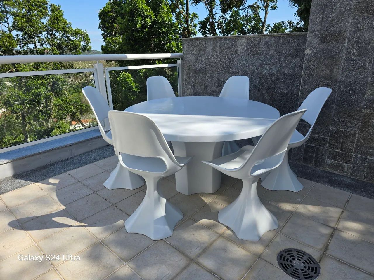 Conjunto mesa e cadeiras de fibra de vidro 