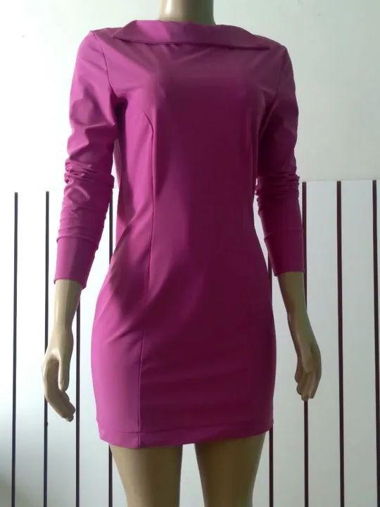 Vestido feminino modelo curto justo em malha poliamida mangas longas 