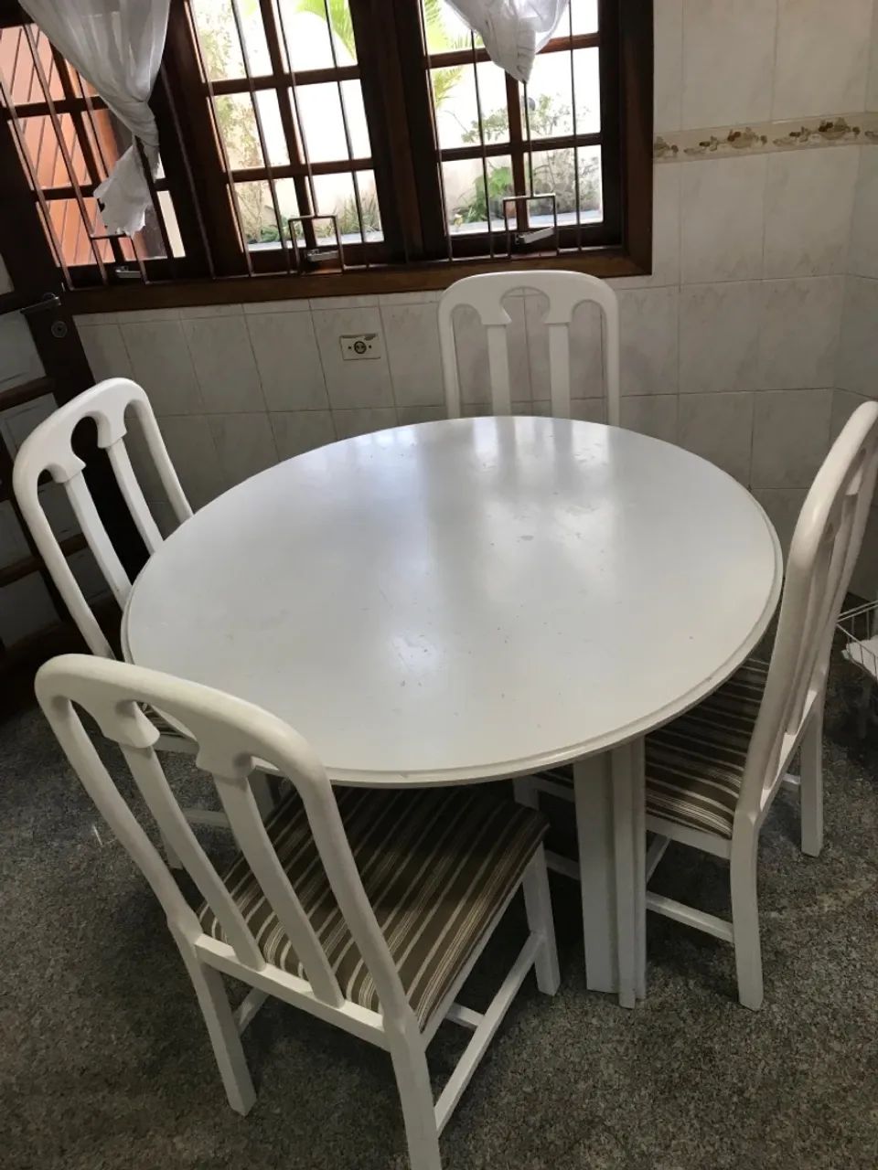 Mesa em madeira redonda com 4 cadeiras estofadas. - Foto 2