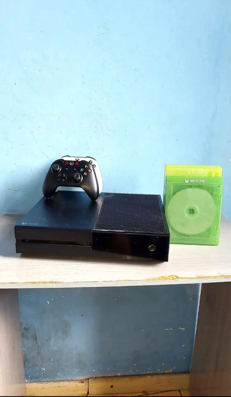 Xbox One com controle e jogo
