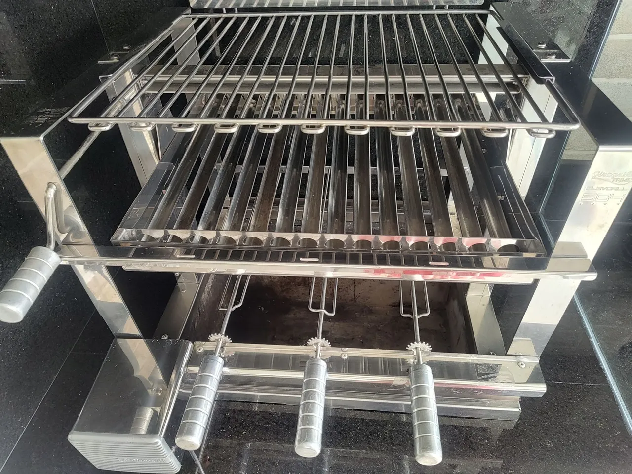 Churrasqueira elétrica Elevgrill 584 Giragrill Prime Elevatória inox Motor