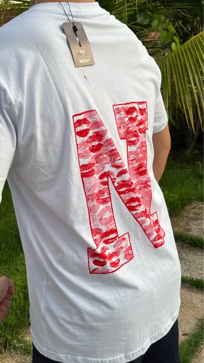 Camisa com inicial de beijinhos!
