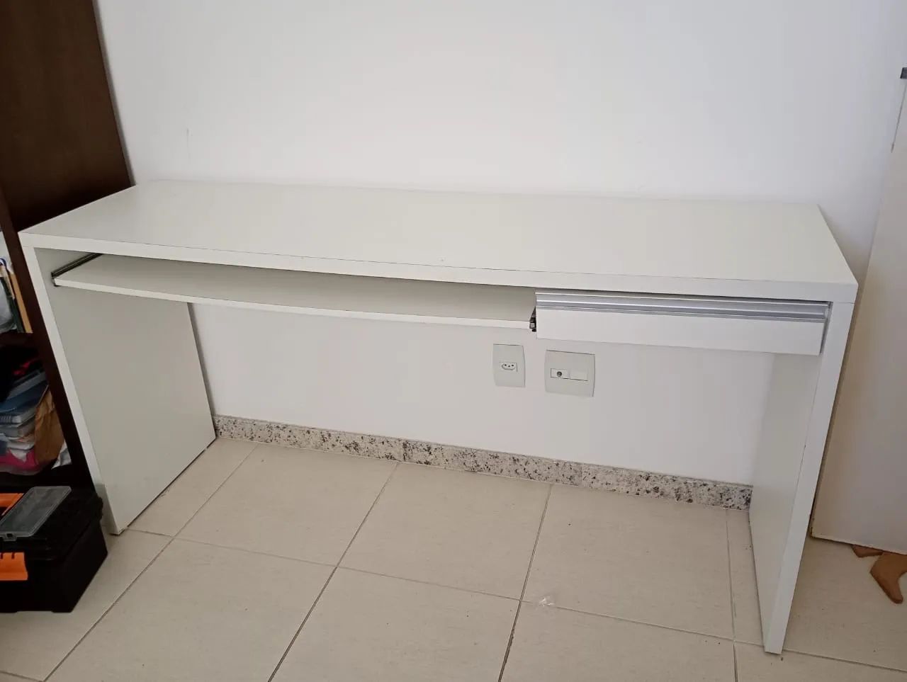 Escrivaninha branca com gaveta