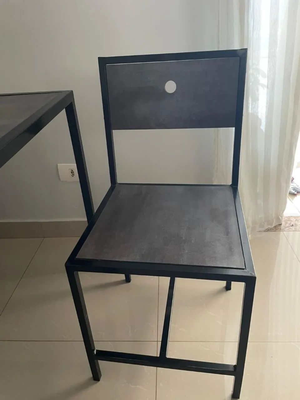 Vendo cadeiras de altíssima qualidade com base de ferro e assento e encosto de madeira