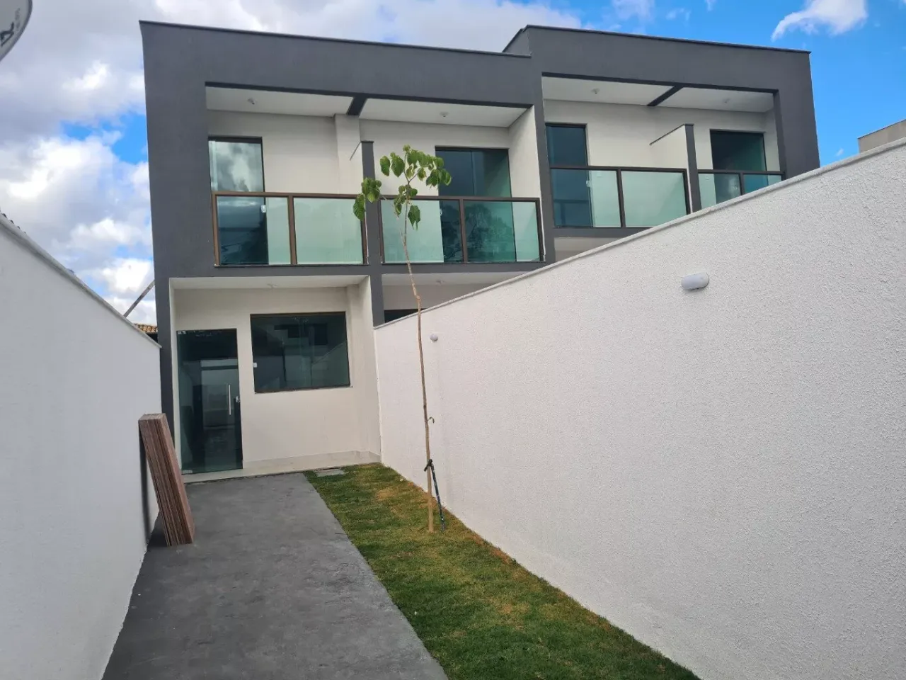 Casa Independente de 2 qtos em ótima localização no B. Candelária. - CA3512