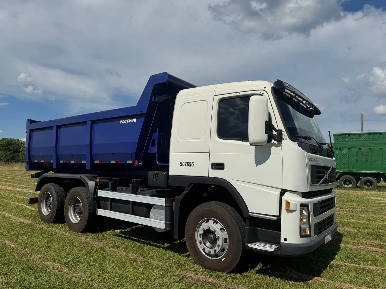 Caminhão caçamba volvo fm 440