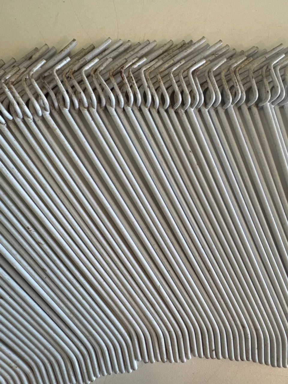 93 cabides ganchos de metal para painel aramada  - Foto 5
