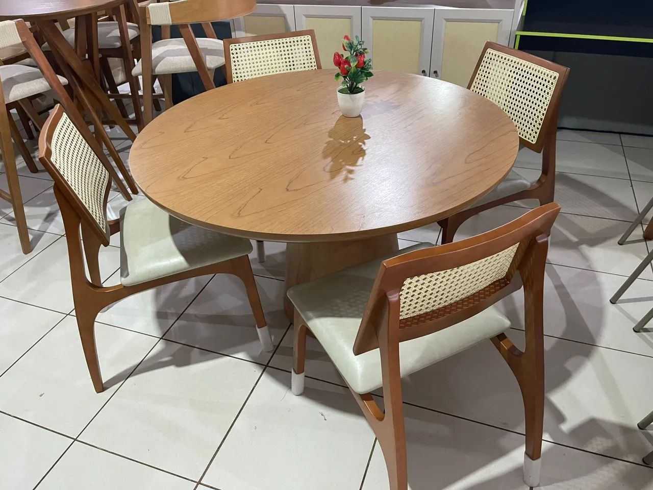 Mesa de jantar redonda em madeira com 4 cadeiras 