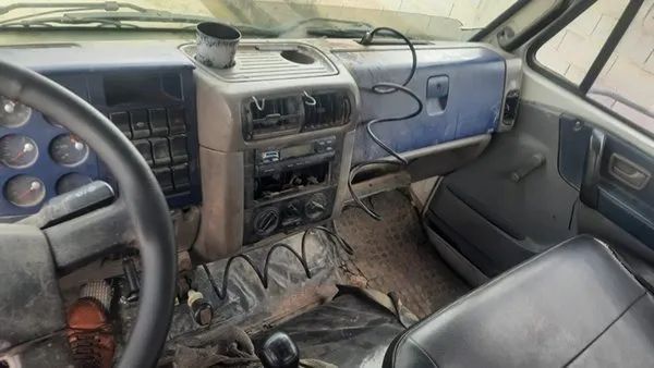 VW 13180 toco 4x2 ano 2004 com caçamba  - Foto 13