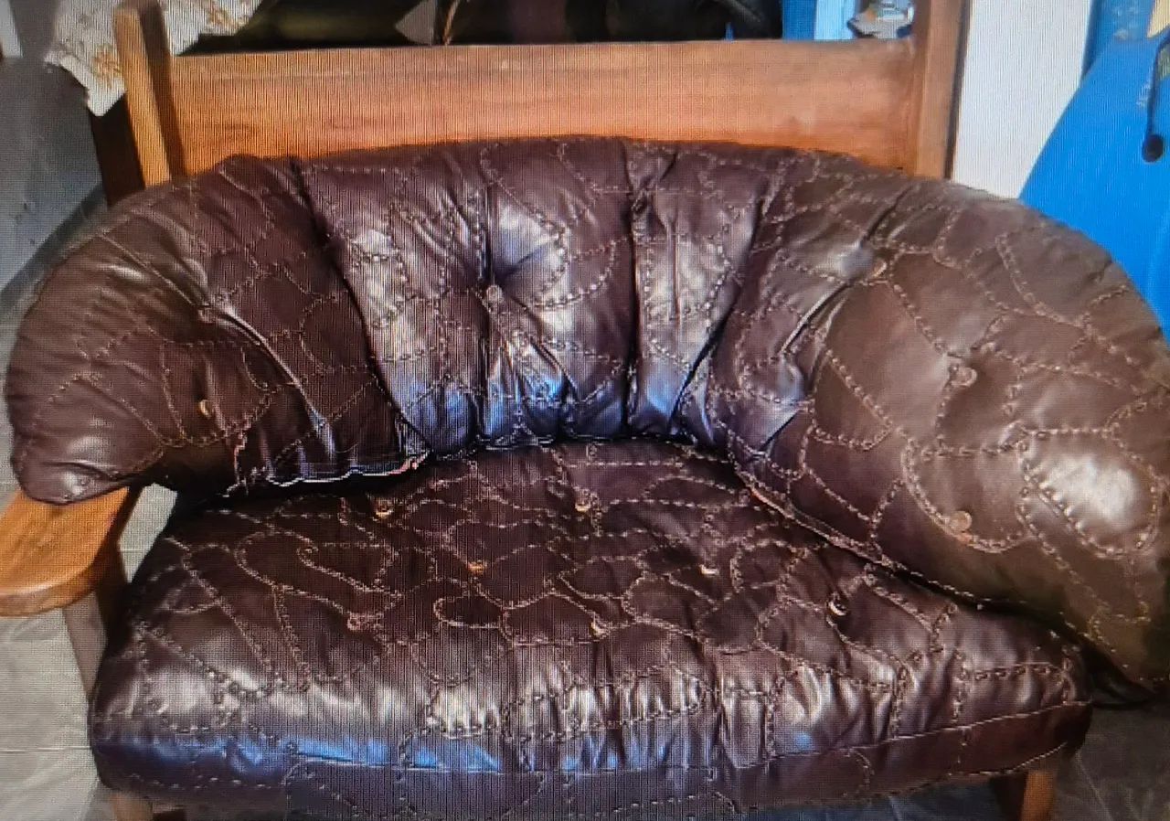 Rustic sofa with leather upholstery.64960525162114125