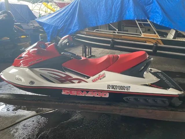 Explore a emoção da água com esta incrível moto aquática Seadoo! Desfrute de momentos ines