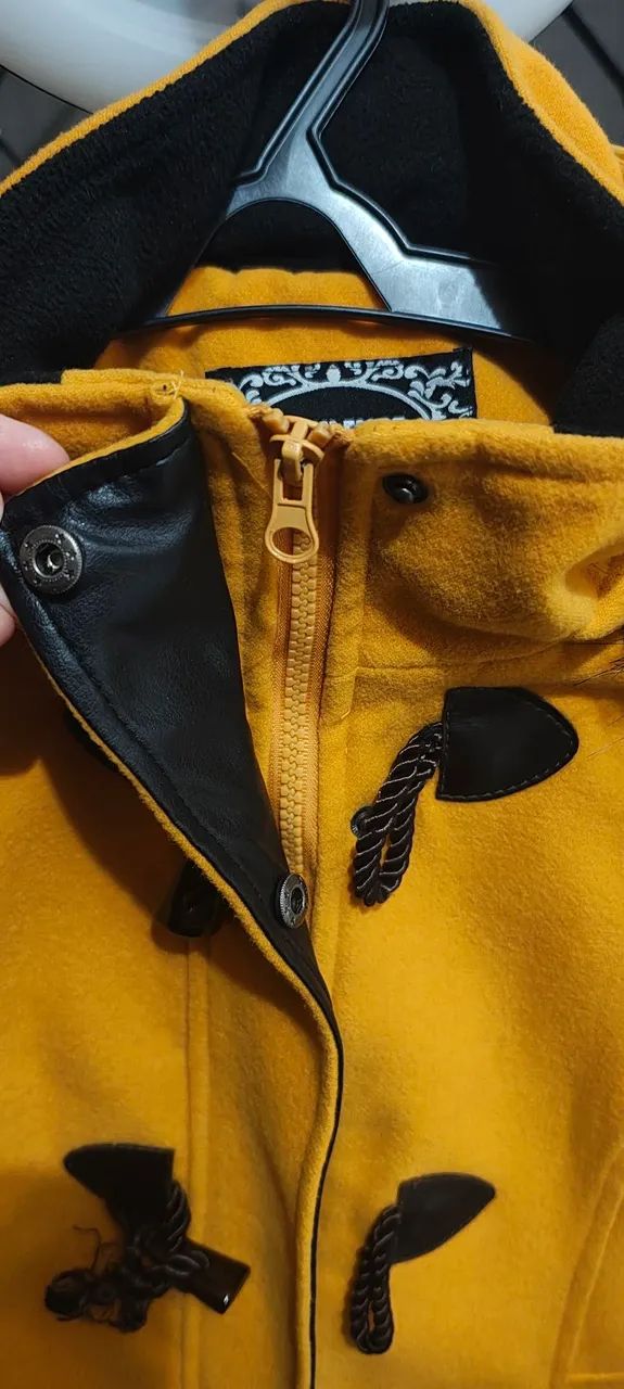Casaco amarelo com capuz de pelo - Foto 2