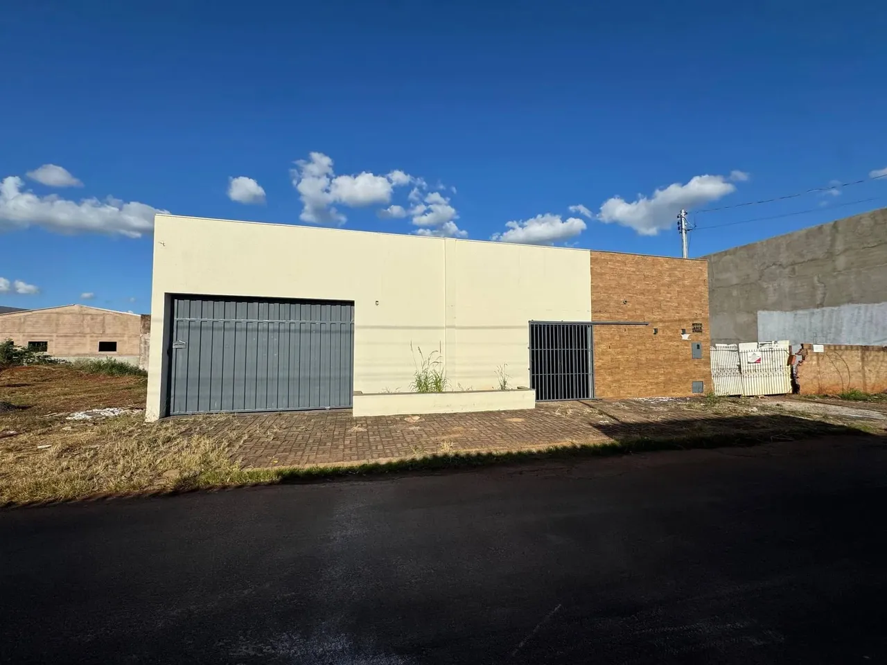 Galpão disponível para locação, próximo ao Buriti Shopping Shopping, espaço amplo e bem lo