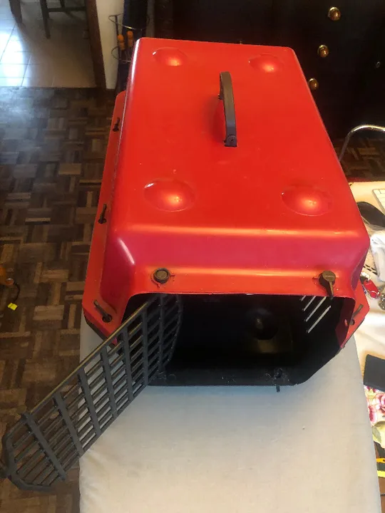 Caixa de transporte para gato em acrílico, cor vermelha, ótimo estado.