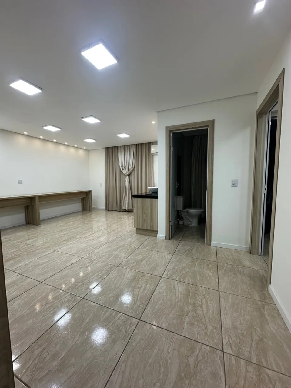 Sala comercial na avenida Elza Luchii ( Fundos)