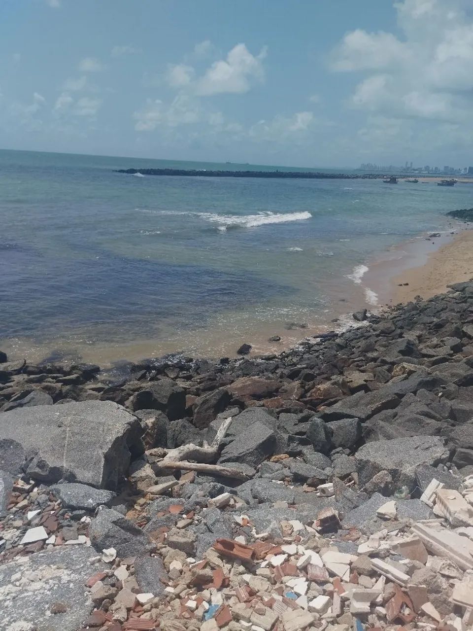 Alugo quarto para estudantes na beira mar Olinda 