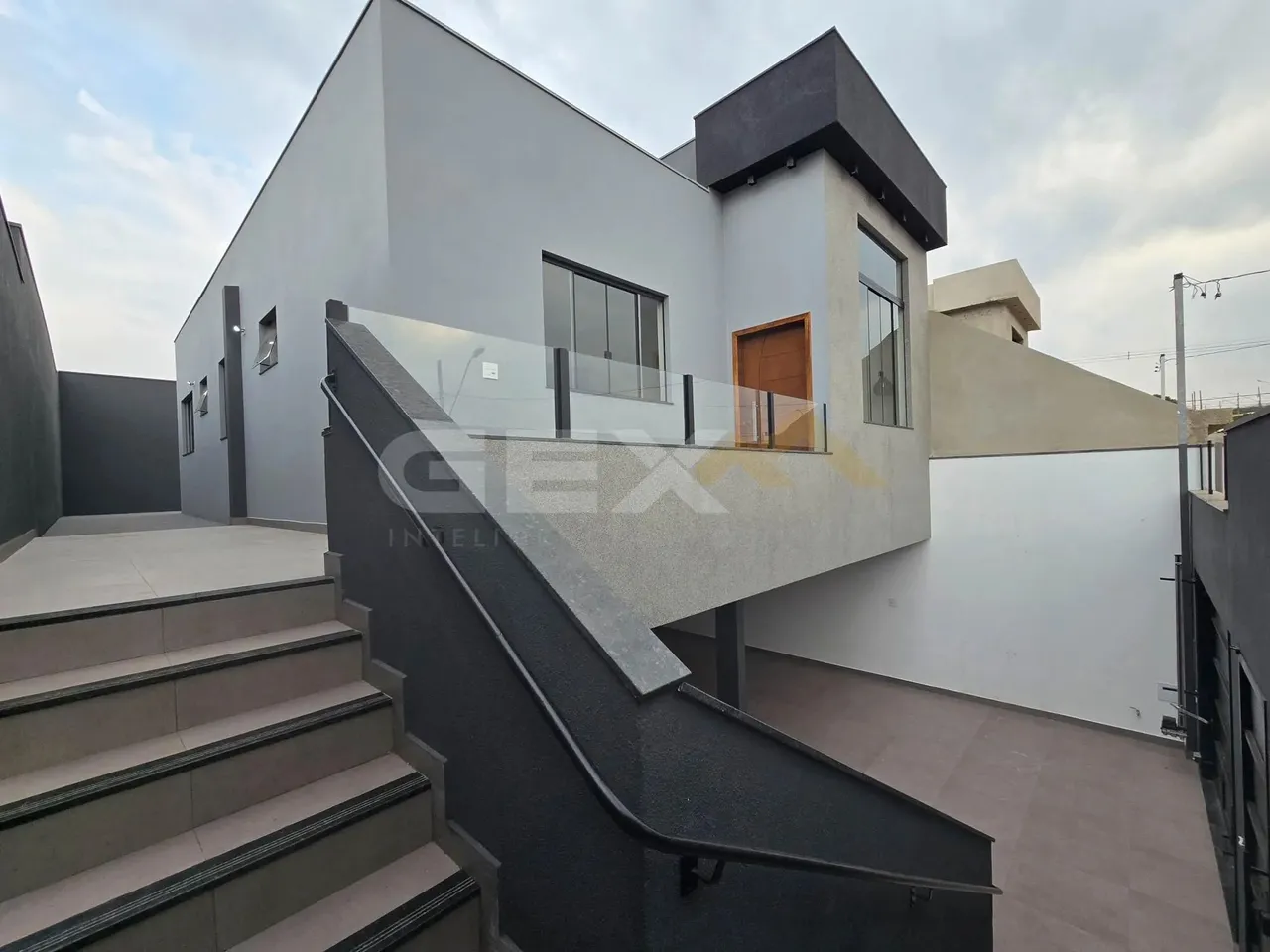 Casa à venda no bairro Oliveiras, 3 quartos sendo 1 suíte e quintal amplo.