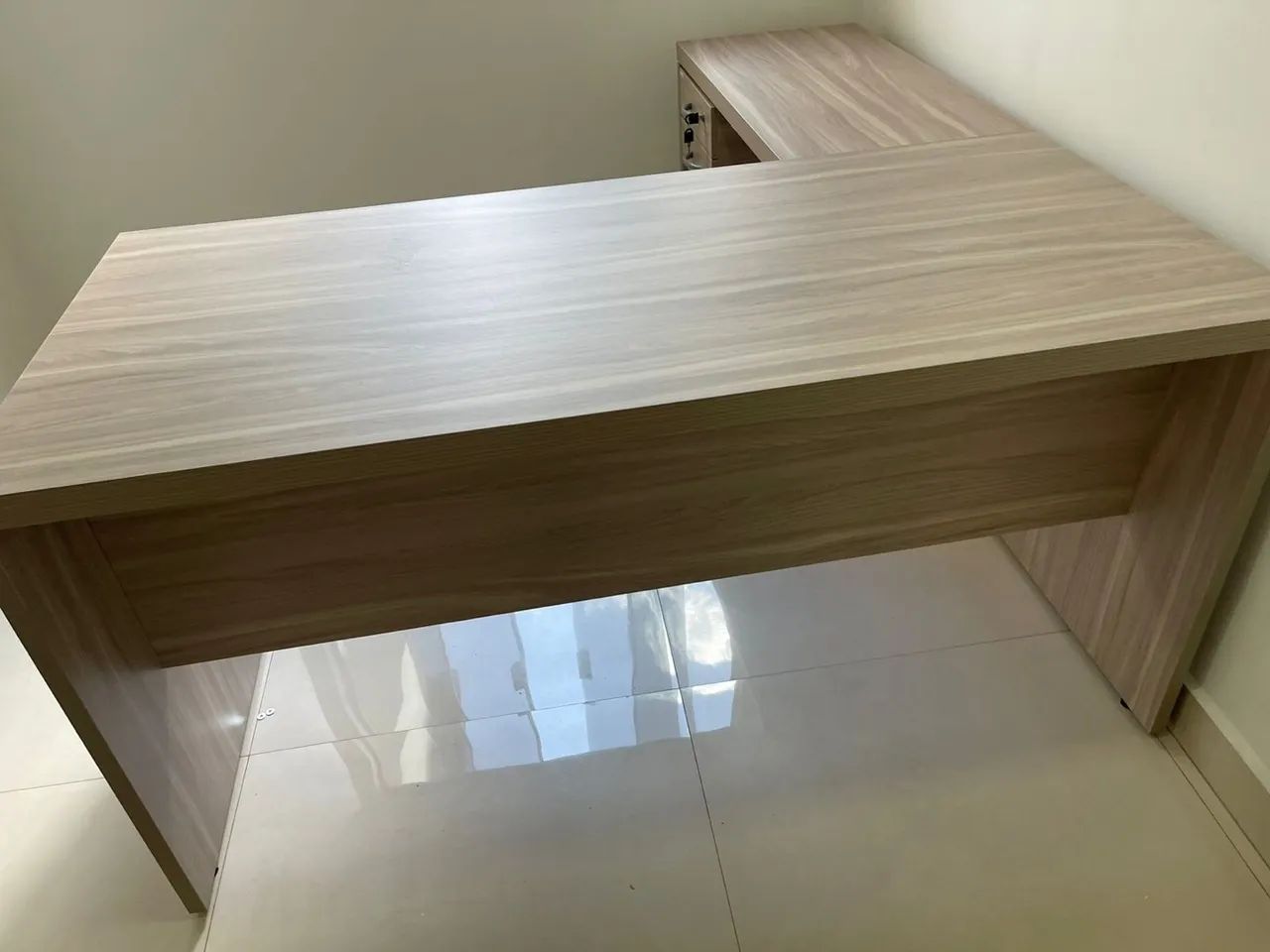 Mesa em L 1.50x1.60 com Gavetas para Escritório - Design Moderno e Funcional - Foto 4