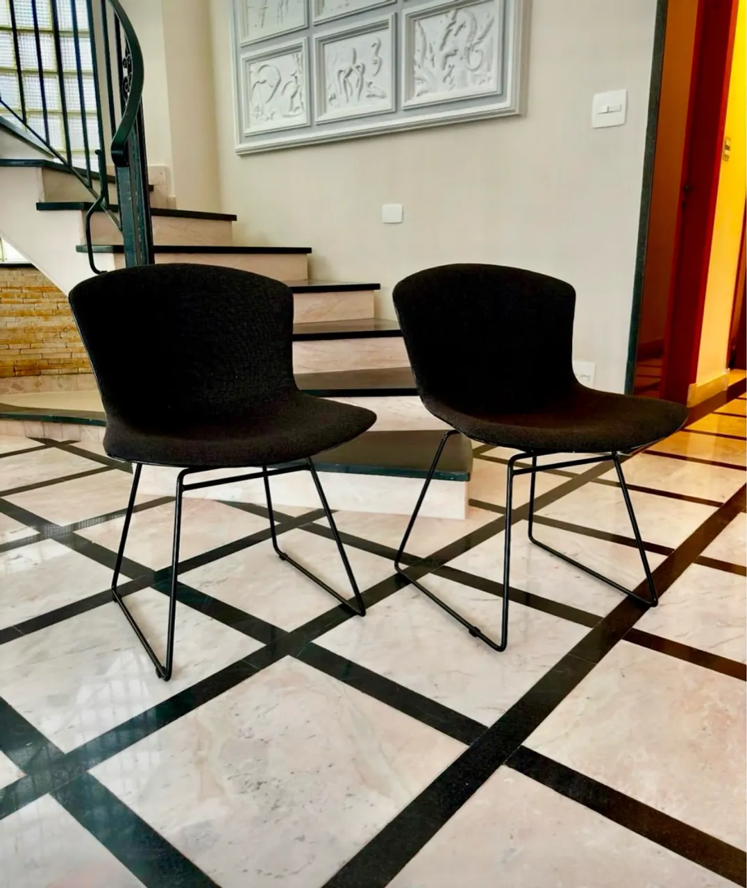Cadeiras Tok&Stok modelo Bertoia com estrutura em aço pintado, almofada do assento em EVA