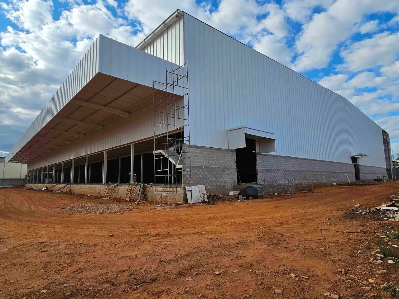 Galpão Logístico A.B.L. com 7000m² sendo Galpão 6000m² e 1000m² de escritórios ,15 docas,