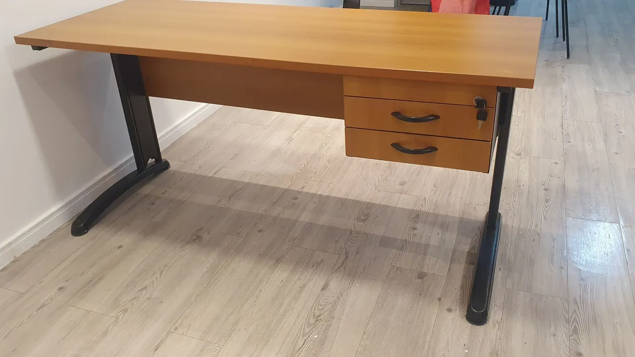 Mesa de Escritório com Gaveta