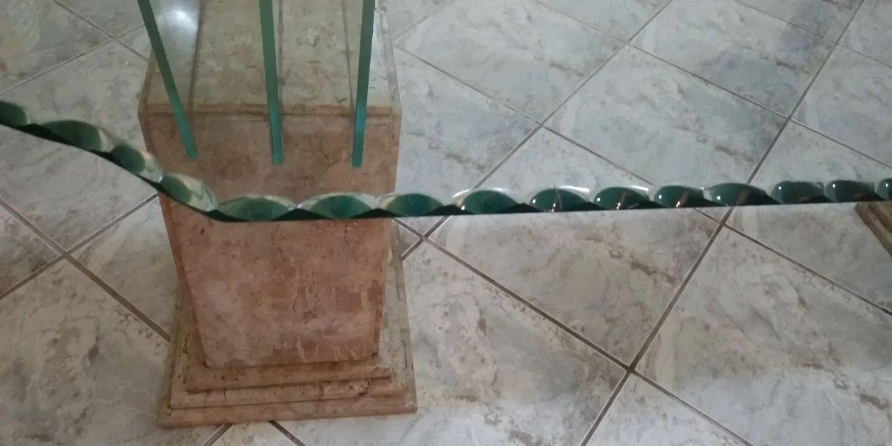 Mesa de centro de vidro com base em mármore - Foto 3