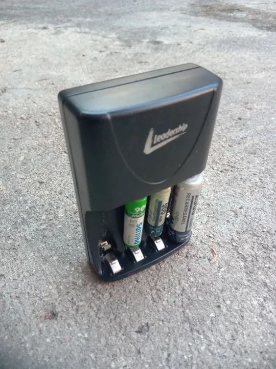  Carregador (com pilhas)