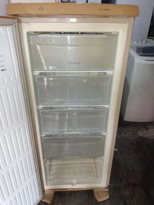 Vendo está freezer Electrolux pequena vertical  - Foto 3