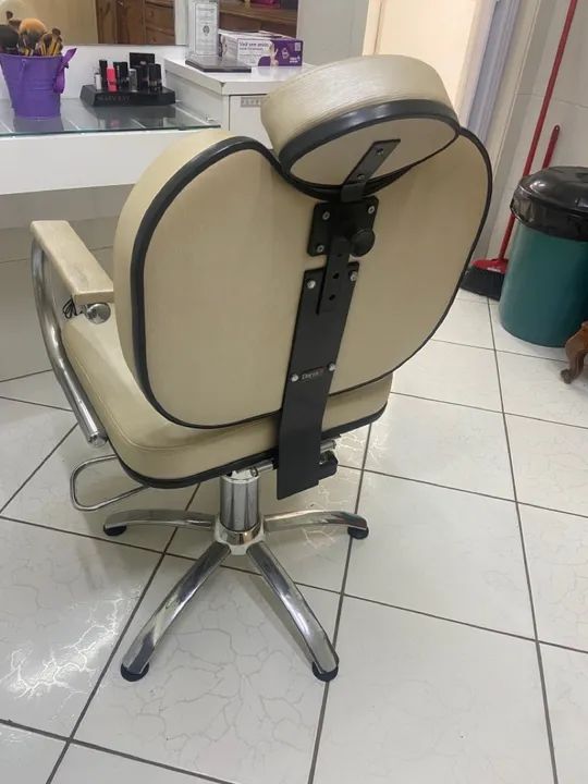 Cadeira de Barbeiro - Estofada e Ajustável