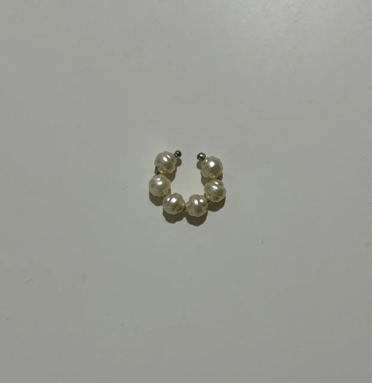 Brinco de pressão de pérolas (piercing falso)