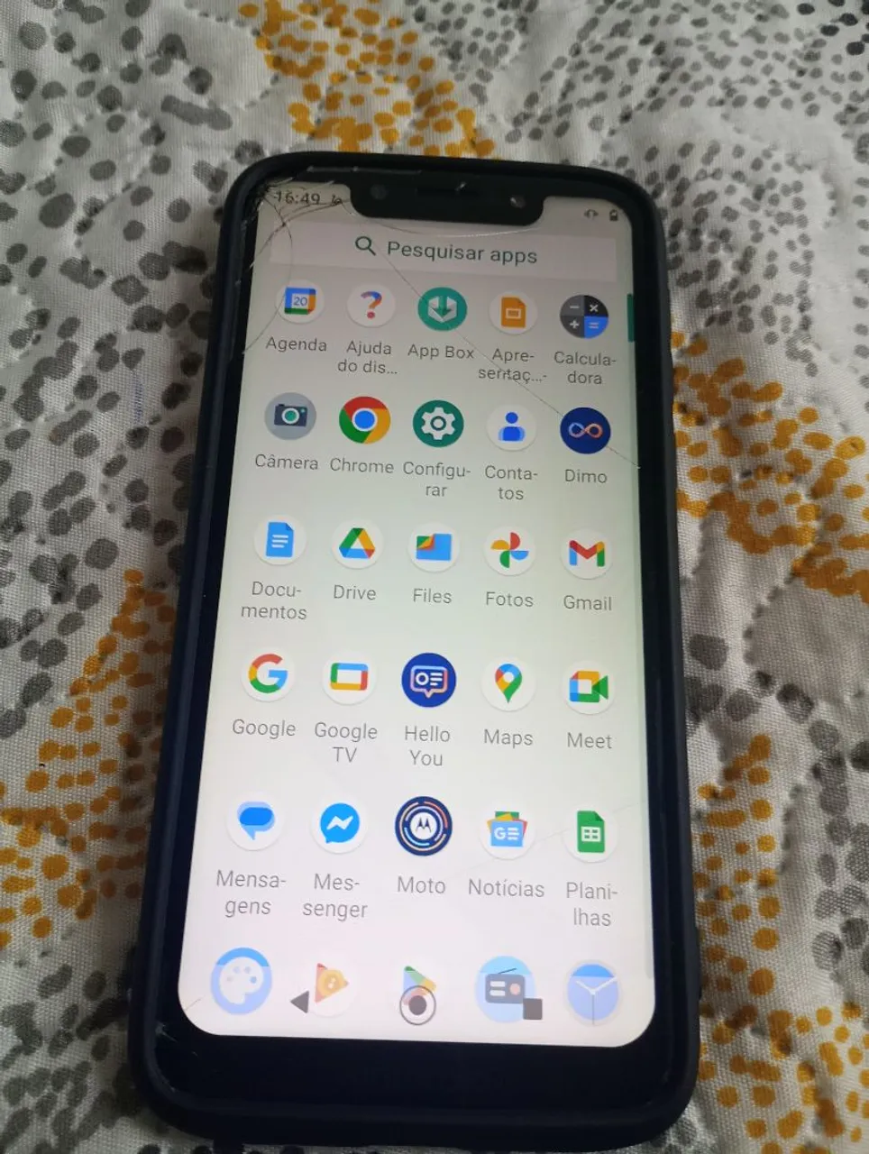 Vendo esse aparelho celular Mg7 play está funcionando só está com a película trincada