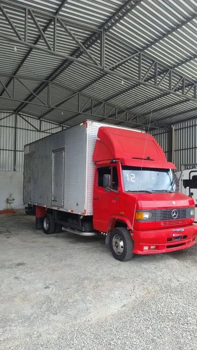Caminhão Mercedes-Benz 710 Baú 5,50 comp., 2,65 altura, 2,28 largura