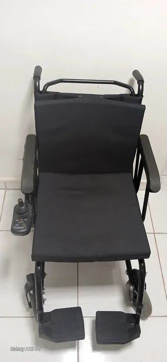 Cadeira de rodas motorizada. 