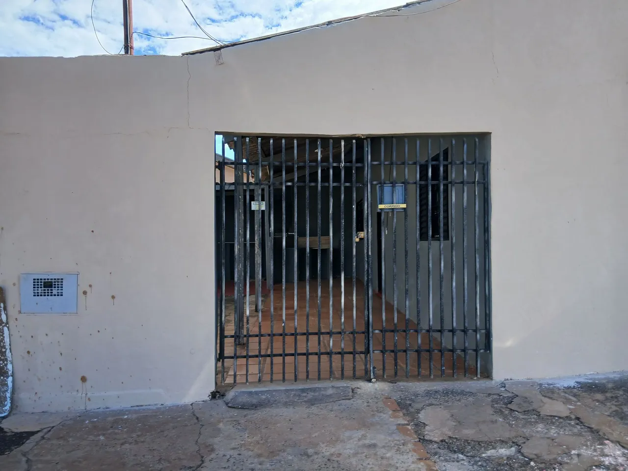 Alugo-se casa.