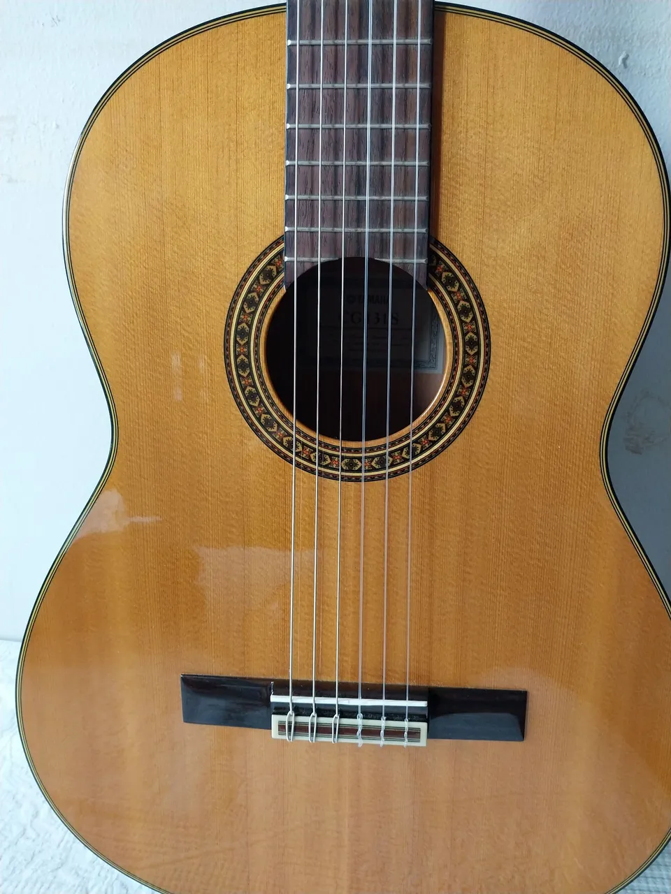 Violão Yamaha acústico. 