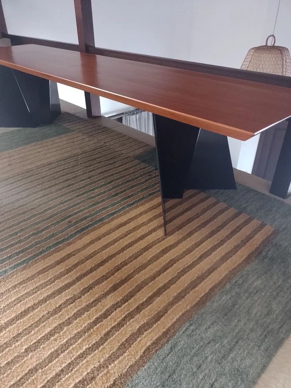 Banco de madeira com pé de ferro. - Foto 3