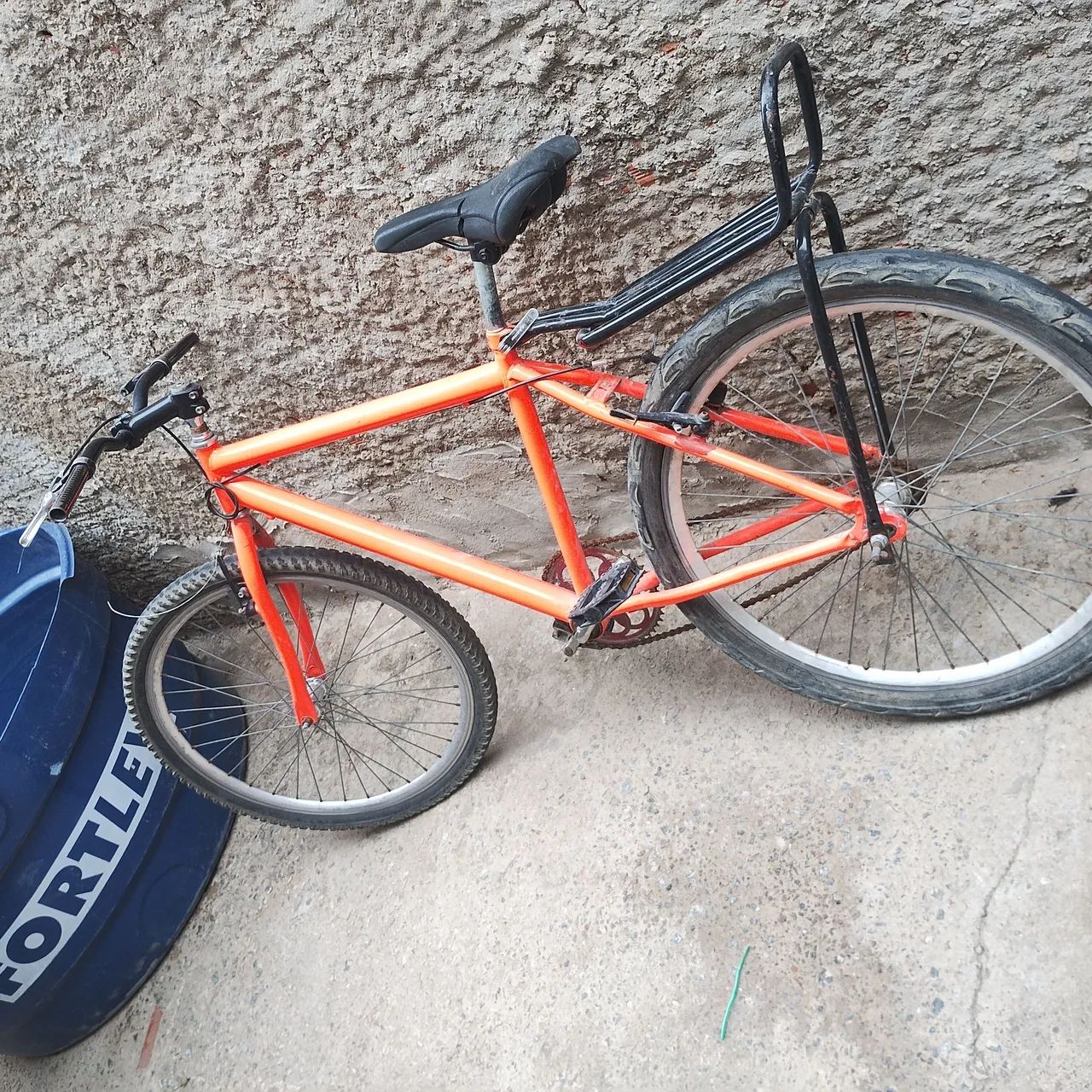 Bicicleta laranja com marchas