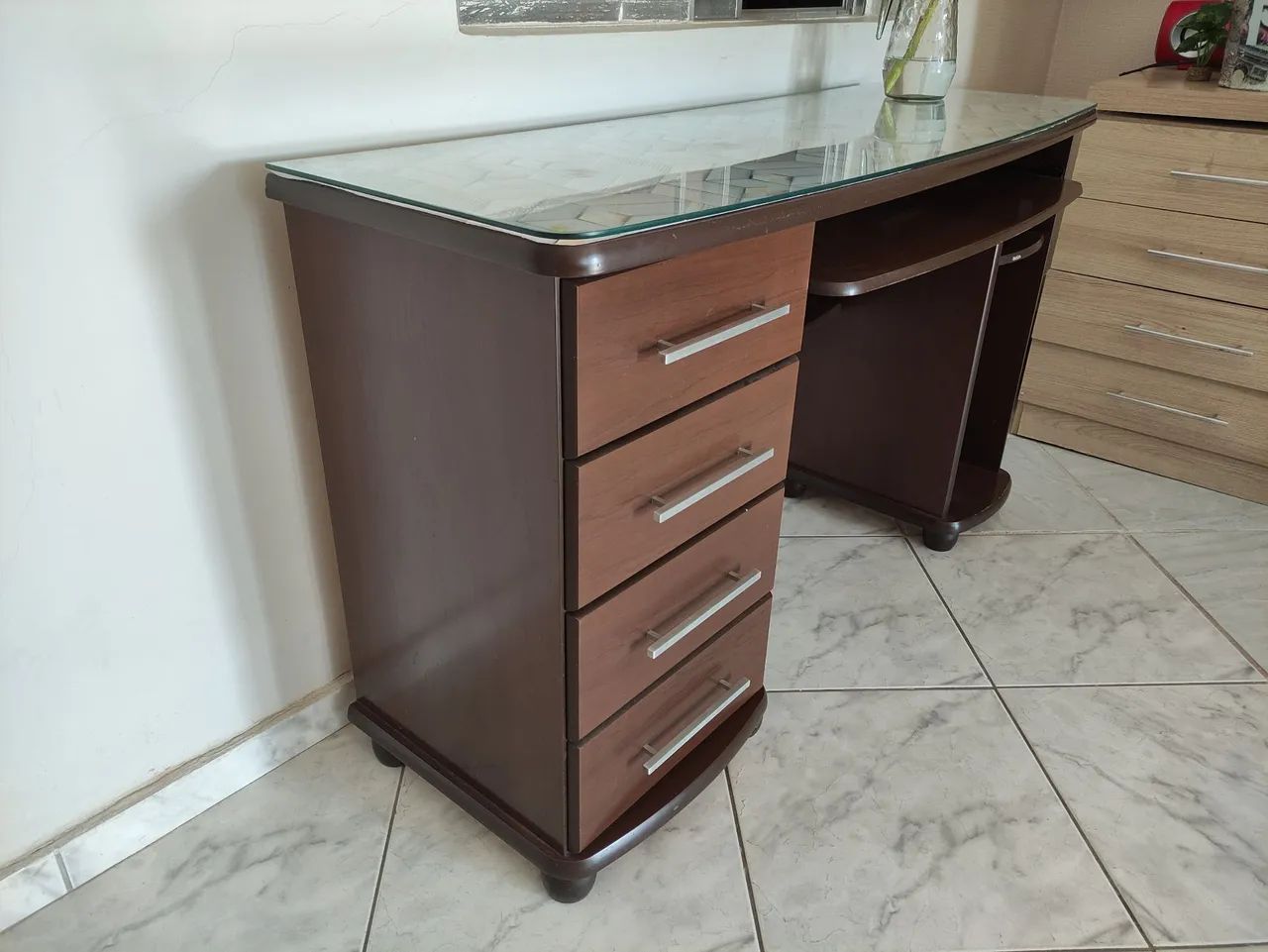 Mesa de escritório com gaveteiros. - Foto 4