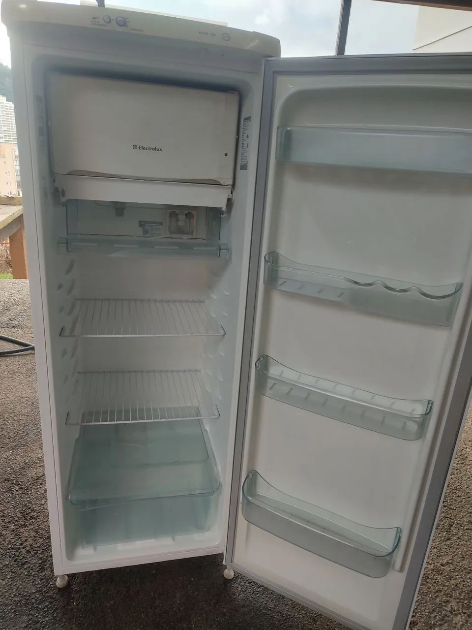 GELADEIRA ELECTROLUX SEMI NOVA COM DEGELO AUTOMÁTICO. - Foto 5