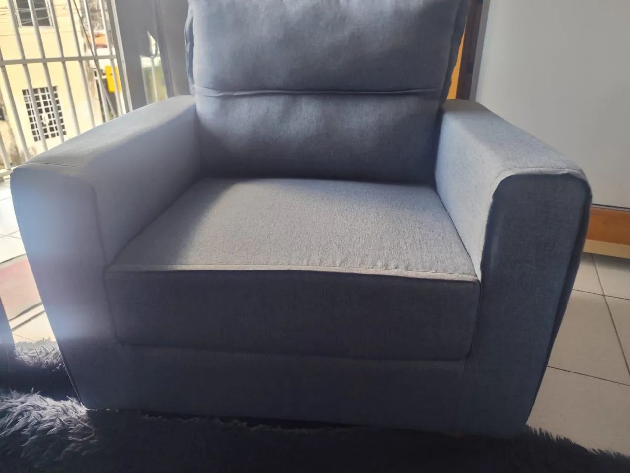 Poltrona decorativa cinza em suede - Foto 3