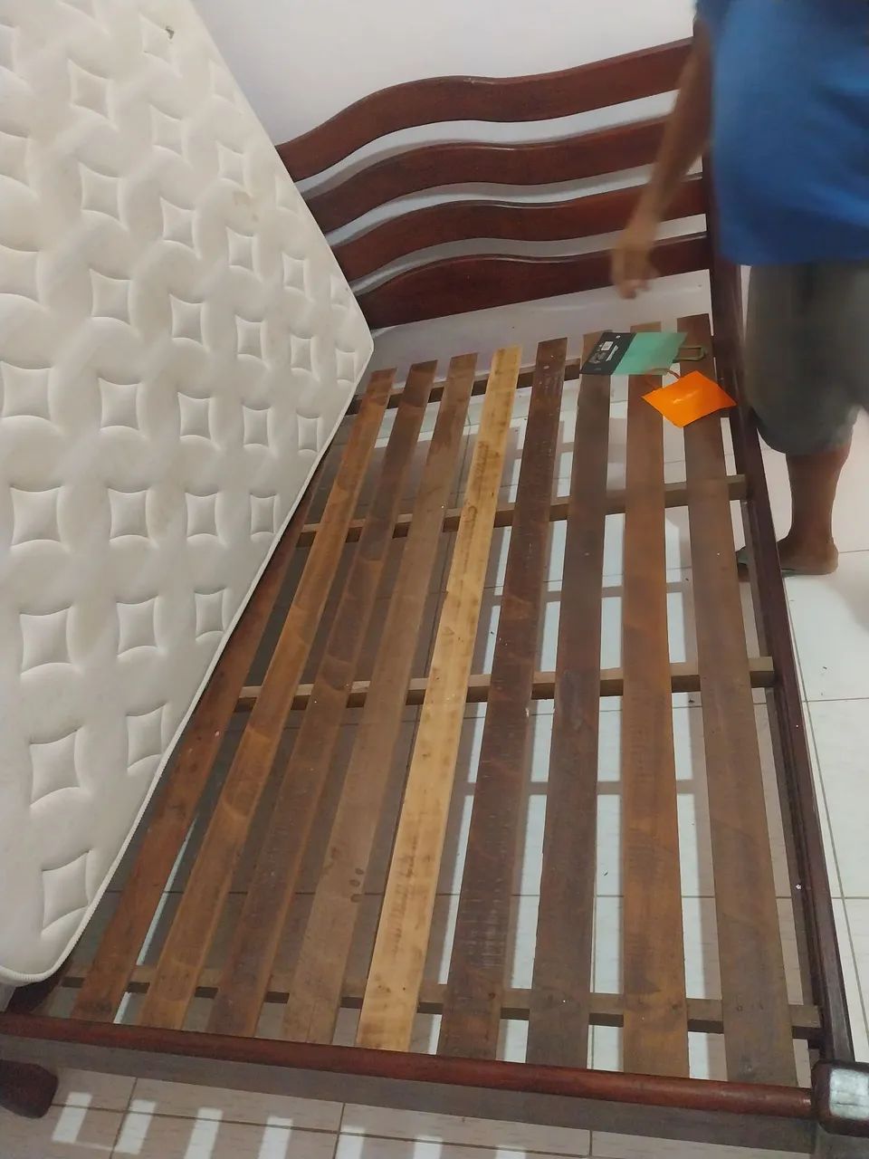 Vende-se cama de Jatobá com colchão  - Foto 3