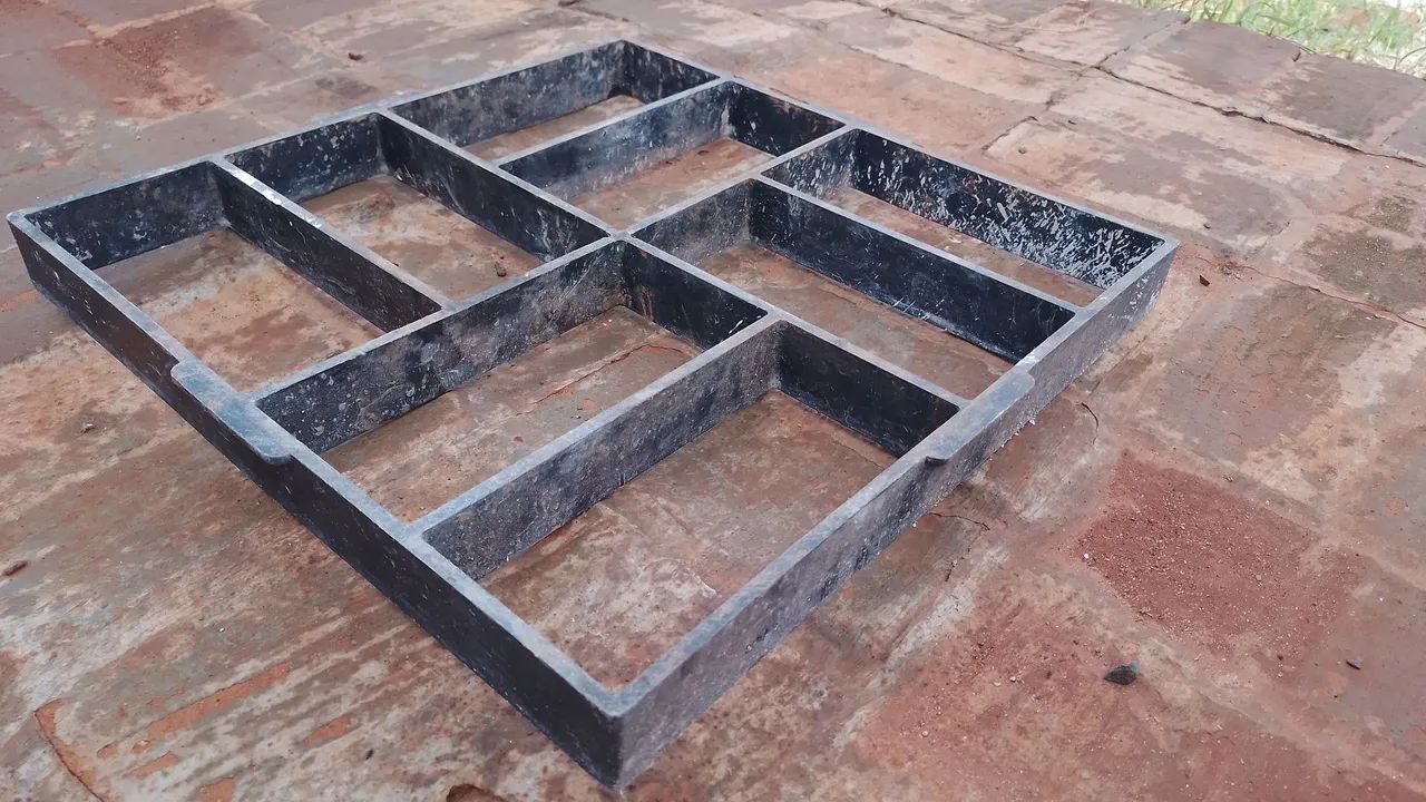 forma/molde para fabricação de bloquete de concreto para piso de jardim.